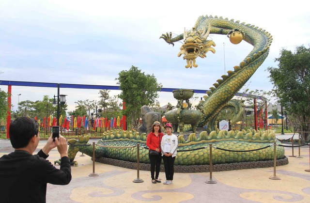 
Du khách chụp ảnh lưu niệm tại Công viên Châu Á. Ảnh Đức Hoàng
