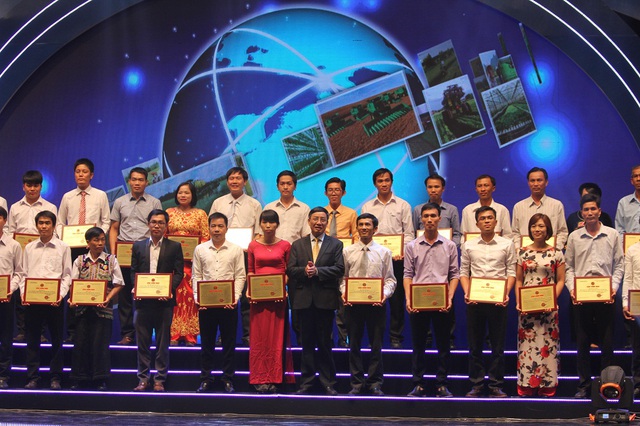 
Đ/c Nguyễn Hồng Sơn (Ủy viên Ban Thường vụ, Trưởng ban tuyên huấn TƯ Hội Nông dân Việt Nam, Trưởng Ban Giám khảo vòng thi Quốc gia) trao 57 giải khuyến khích cho 57 thí sinh.

 
