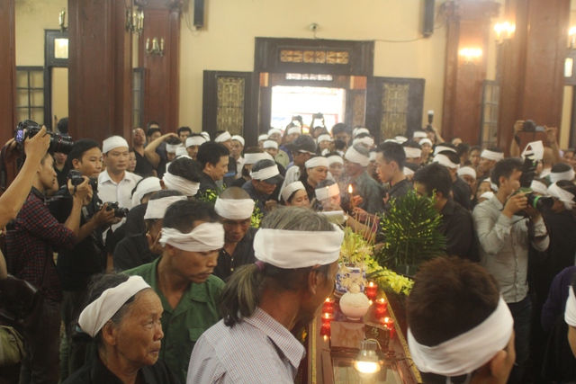 
Dù 13h30 mới bắt đầu cử hành tang lễ nhưng 13h đã có rất đông người thân, anh em, nghệ sĩ và khán giả có mặt tại nhà tang lễ Phùng Hưng để tiễn biệt Chu Văn Quềnh
