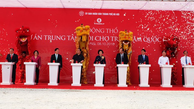 Chủ tịch Quốc hội Nguyễn Thị Kim Ngân, Bí thư Thành ủy Hà Nội Hoàng Trung Hải, Bộ trưởng Chủ nhiệm Văn phòng Chính phủ Mai Tiến Dũng, Bộ trưởng Bộ Tài nguyên Môi trường Trần Hồng Hà, Thứ trưởng Bộ Xây dựng Phan Thị Mỹ Linh, Chủ tịch UBND TP Hà Nội Nguyễn Đức Chung và Chủ tịch HĐQT Tập đoàn Vingroup Phạm Nhật Vượng đã thực hiện nghi thức bấm nút động thổ dự án Trung tâm Hội chợ Triển lãm Quốc gia.