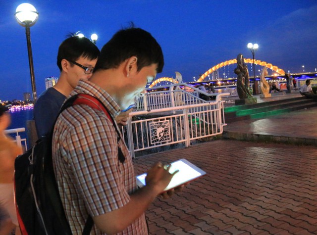 
Giới trẻ chơi trò chơi Pokemon Go tại vỉa hè đường Bạch Đằng, quận Hải Châu, Đà Nẵng. Ảnh: Đ.H
