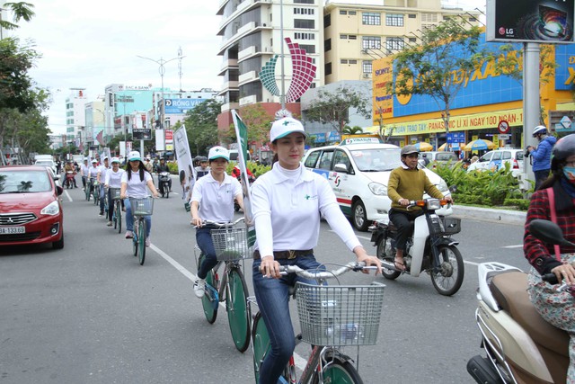 Các cán bộ, y bác sỹ của Bệnh viện Hoàn Mỹ Đà Nẵng đạp xe mừng kỷ niệm 61 năm Ngày Thầy thuốc Việt Nam. Ảnh: Đức Hoàng