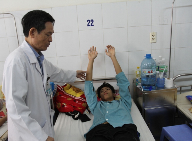 
BS Nguyễn Ngọc Bá đang kiểm tra, chăm sóc cho em Trường. Ảnh: Đức Hoàng
