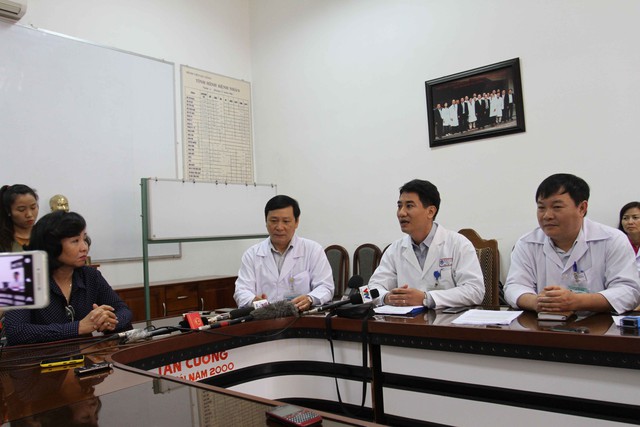 Lãnh đạo Sở Y tế và Ban giám đốc Bệnh viện Đà Nẵng thông tin với báo chí về trường hợp bệnh nhân Trần Thị Là vào trưa ngày 18/3.