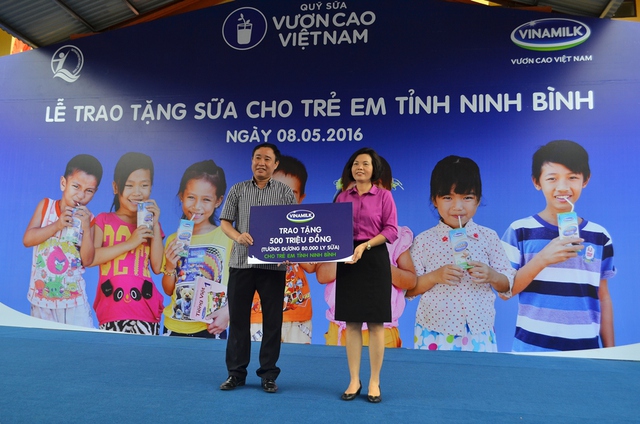 
80.000 ly sữa, tương đương 500 triệu đồng chính là số sữa mà trẻ em tỉnh Ninh Bình đang được thụ hưởng từ chương trình Quỹ sữa Vươn Cao Việt Nam năm 2016.
