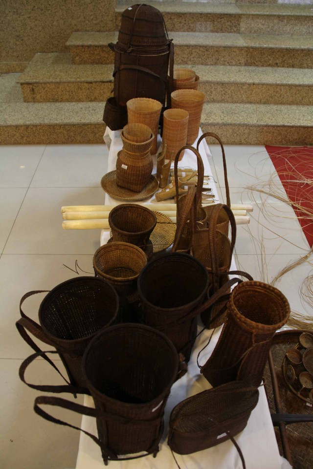 Một số sản phẩm của đồng bào dân tộc Cơ Tu.