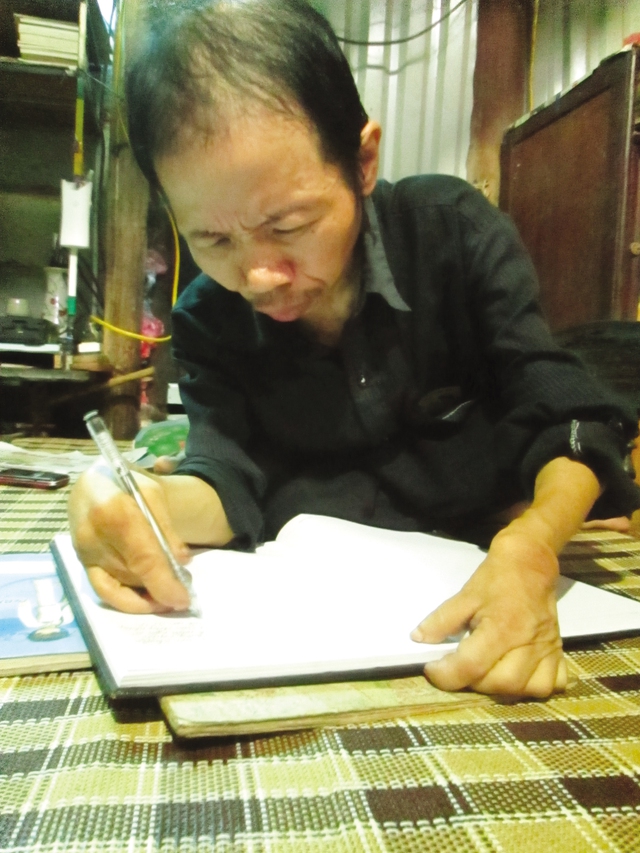 Ông Phùng Văn Hạnh vẫn thường xuyên cập nhật lưu giữ những thông tin vào cuốn sổ tay. Ảnh: N.T