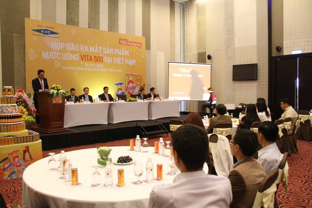 Quang cảnh buổi họp báo ra mắt sản phẩm nước uống Vita 500 tại Việt Nam vào sáng 30/3 tại Đà Nẵng. Ảnh Đức Hoàng