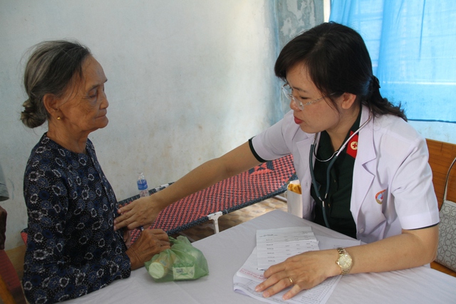 Các y bác sĩ đang khám bệnh cho người cao tuổi tại xã Quế Phong, huyện Quế Sơn. Ảnh: Đức Hoàng