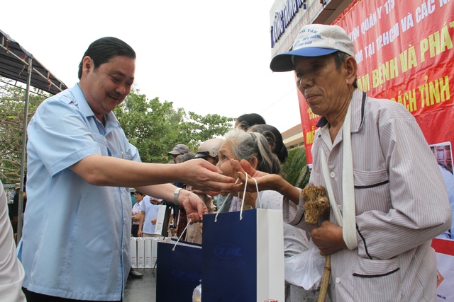 Ông Nguyễn Văn Tuấn, Tổng GĐ Cty CP Sông Thu, Chủ tịch Hội đồng hương Quảng Nam tại TP.Hồ Chí Minh tặng quà cho các gia đình chính sách ở xã Quế Phong, Quế Sơn