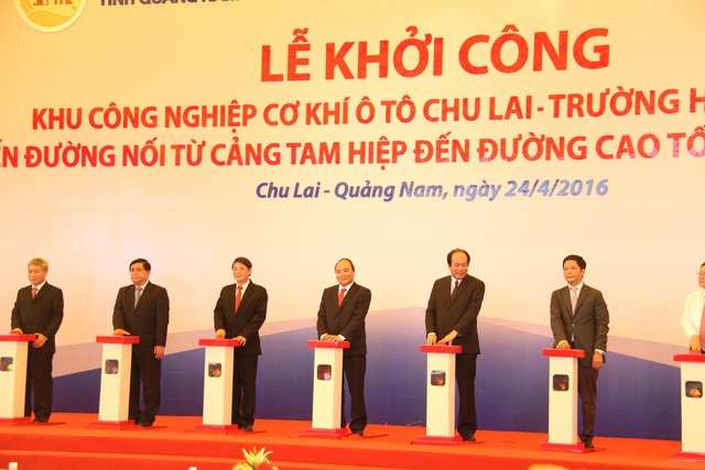 Thủ tướng Nguyễn Xuân Phúc cùng các đại biểu ấn nút khởi công dự án. Ảnh: Đức Hoàng