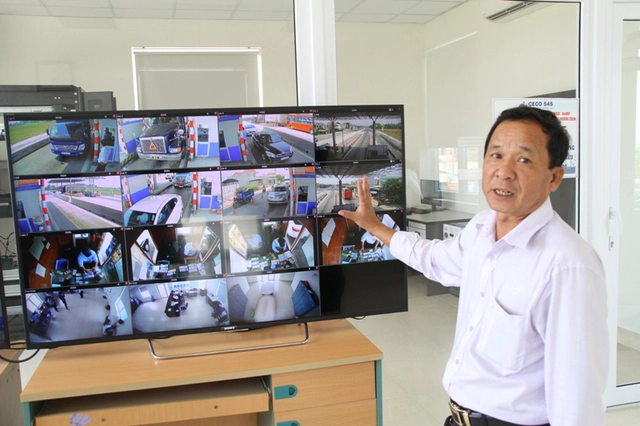 Ông Nguyễn Văn Có cho biết có hệ thống camera khắp nơi ở trạm thu phí nên đã ghi lại được hình ảnh người đàn ông quậy tưng. Ảnh: Đức Hoàng