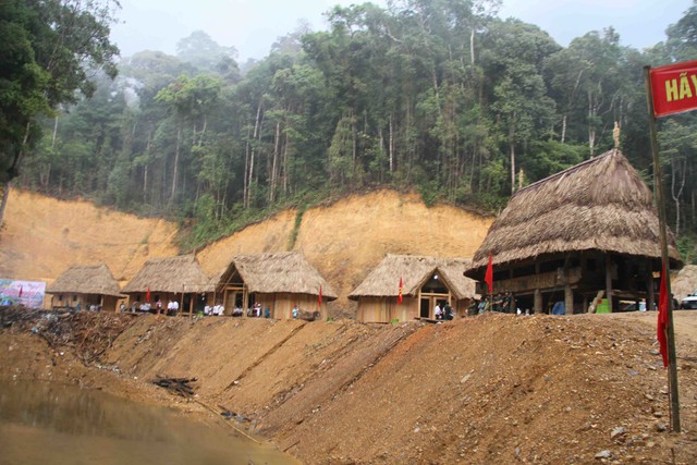 Một khu du lịch sinh thái giữa rừng già cũng được chính quyền huyện Tây Giang khánh thành với mong muốn là nơi ăn nghỉ cho du khách tham quan rừng pơmu cổ thụ.