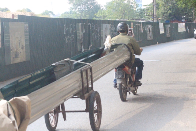 Tôn được bịt hai đầu và vận chuyển bằng loại xe tự chế đặc biệt lưu thông ở khu vực Định Công (quận Hoàng Mai)