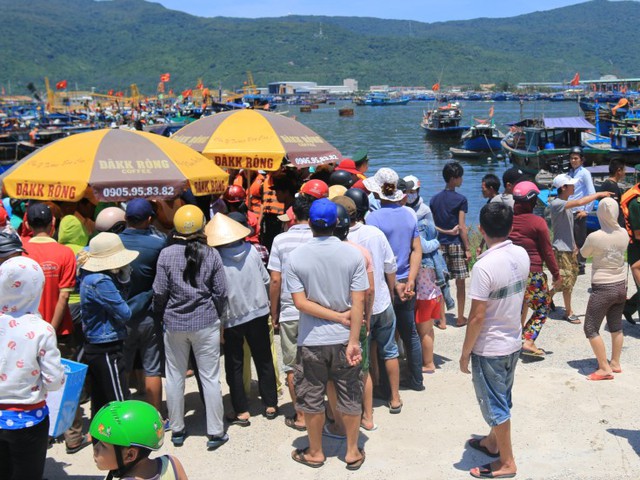 
Trưa cùng ngày, thi thể anh Trai được tìm thấy và đưa lên bờ. Hàng trăm người hiếu kỳ theo dõi sự việc. Ảnh: Đ.H
