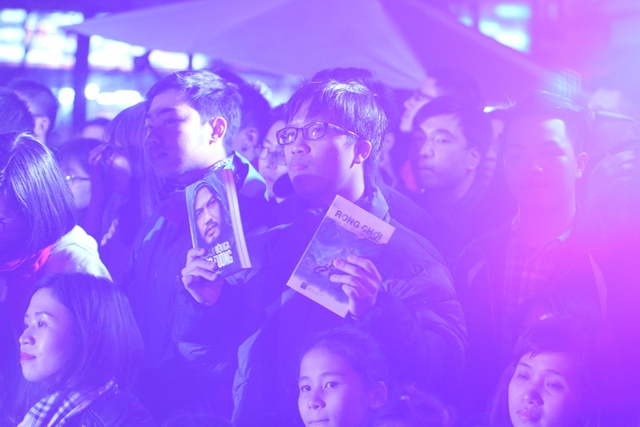 
Một fan hâm mộ cầm theo cuốn sách của Trần Lập viết khi còn sống.
