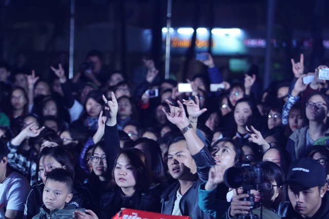 
Hơn 1 nghìn người tới dự sự kiện này. Năm nay sinh nhật của nhóm buồn hơn vì thiếu vắng nhạc trưởng, người sáng lập nhóm - là ca sĩ, nhạc sĩ Trần Lập.
