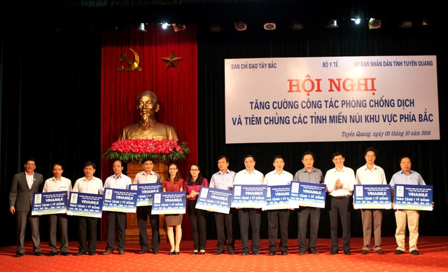 GS.TS Nguyễn Thanh Long- Thứ trưởng Bộ Y tế và ông Nguyễn Hồng Sinh – Giám đốc Kinh doanh toàn quốc Vinamilk trao tặng bảng tượng trưng 1 tỷ đồng/ 1 tỉnh cho học sinh của các tỉnh khó khăn nhất Việt Nam tại khu vực Tây Bắc gồm Tuyên Quang, Lai Châu, Hà Giang, Điện Biên, Sơn La, Lào Cai, Cao Bằng, Hòa Bình, Bắc Kạn, Lạng Sơn, Yên Bái.. trong chương trình sữa học đường năm học 2016