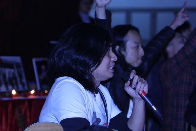 
Trong đêm sinh nhật, ban nhạc Bức Tường hát lại các ca khúc làm nên tên tuổi của nhóm. Ngoài ra, các thành viên trong nhóm cũng kể cho fan những kỷ niệm của mình với nhạc sĩ Trần Lập.
