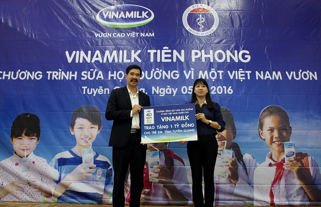Ông Nguyễn Quốc Khánh – Giám Đốc Điều hành Vinamilk trao tặng bảng tượng trưng 1 tỷ đồng đến trẻ em tỉnh Tuyên Quang cho đại diện của tỉnh tại ngày hội sữa học đường