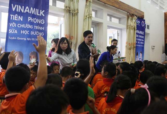 Ông Nguyễn Quốc Khánh – Giám đốc Điều hành Vinamilk trao tặng sữa trực tiếp cho các em học sinh tỉnh Tuyên Quang