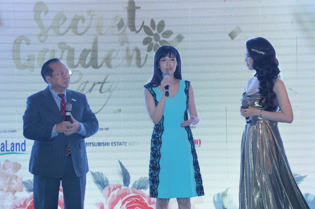 
Tham gia dạ tiệc “Secret Garden Party” khách mời được thưởng thức những tiết mục nghệ thuật đặc sắc do các nghệ sĩ nổi tiếng Việt Nam thể hiện.
