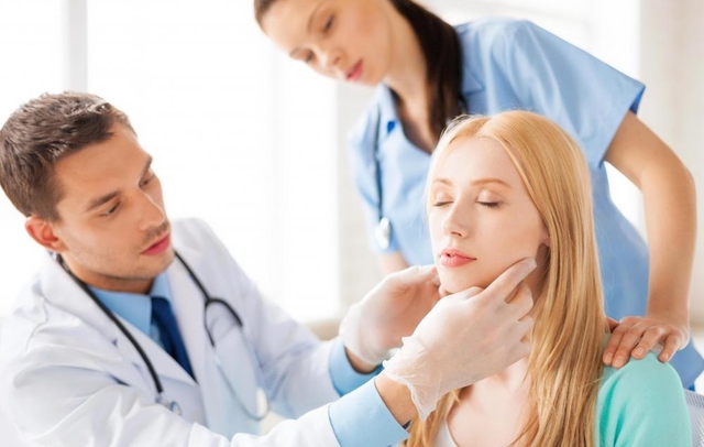 Kh&ocirc;ng n&ecirc;n chủ quan khi bị khản tiếng k&eacute;o d&agrave;i