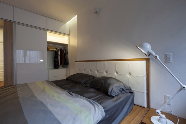 Tầng 3 là không gian nghỉ ngơi của gia đình. Để phòng ngủ thoáng rộng hơn, hệ tủ kệ được thiết kế phẳng, giường được hạ độ cao.