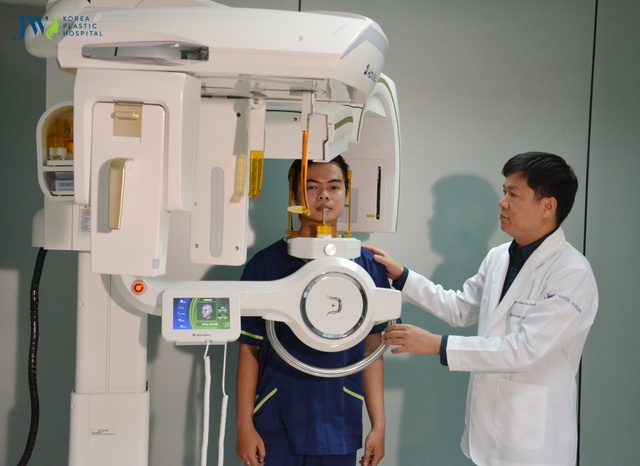 TS. BS. Nguyễn Phan Tú Dung – Viện trưởng Bệnh viện thẩm mỹ JW Hàn Quốc chi nhánh Việt Nam đang hướng dẫn khách hàng chụp hình hàm mặt với máy Dentri hiện đại bậc nhất hiện nay trên thế giới