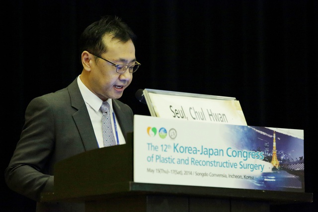 Bác sĩ Chul Hwan Seul tham dự báo cáo cho rất nhiều hội thảo về phẫu thuật thẩm mỹ trên toàn thế giới