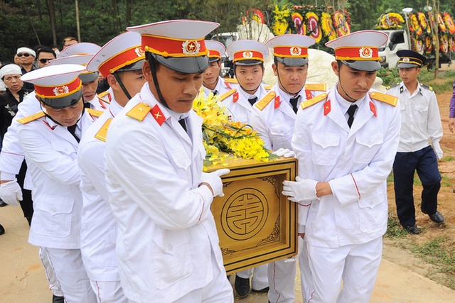 
Sau đám tang vào sáng 23/3, Trần Lập được đưa từ Nhà tang lễ Bộ Quốc phòng về nơi yên nghỉ cuối cùng tại Phú Thọ.
