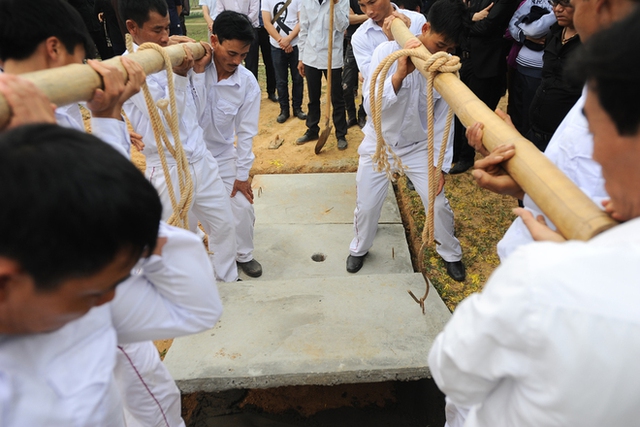 Giây phút cuối được nhìn linh cữu của Trần Lập, những người yêu mến anh rơi nước mắt.