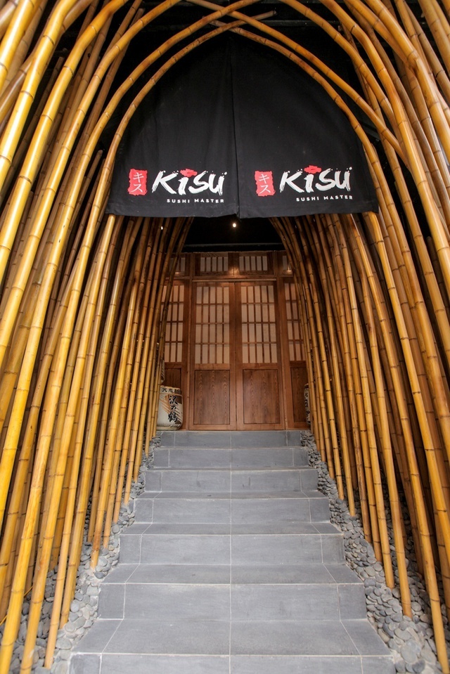 Lối vào được tạo nên từ 550 thân tre ngà – ấn tượng đầu tiên và nổi bật của Kisu Sushi