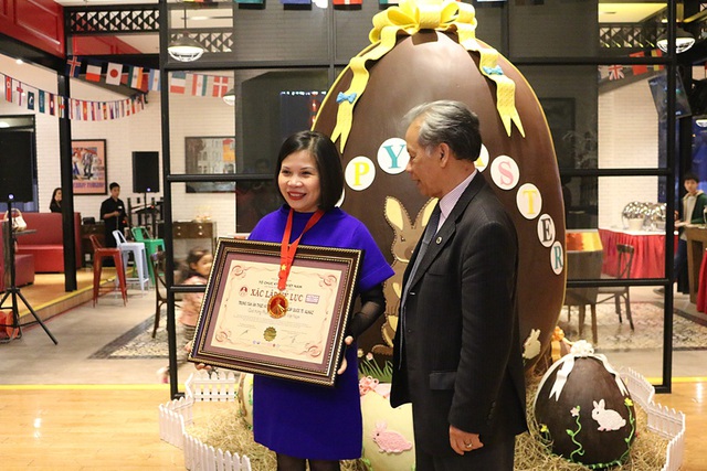 Đại diện Almaz nhận bằng và huy chương chứng nhận từ Tổ chức Kỷ lục Việt Nam