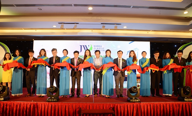Ban lãnh đạo thương hiệu JW toàn cầu cùng cắt băng khánh thành khai trương Bệnh viện JW tại Việt Nam.