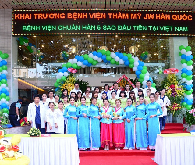 Đội ngũ bác sĩ và cán bộ công nhân viên tại Bệnh viện thẩm mỹ JW Hàn Quốc chi nhánh Việt Nam