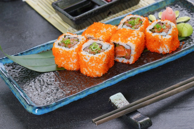 Sushi cá hồi băm sốt Spicy với trứng cá chuồn được phái đẹp vô cùng ưa thích