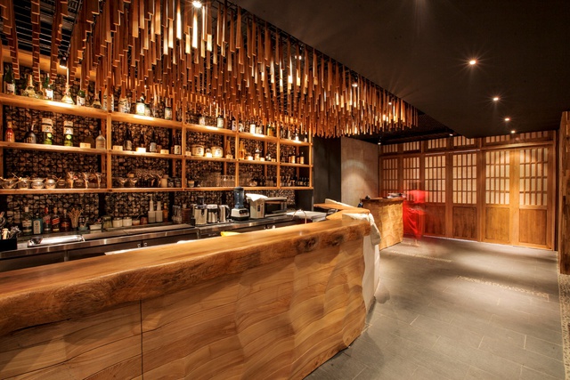 Quầy bar gây ấn tượng bằng chất liệu gỗ và phong cách đầy ngẫu hứng
