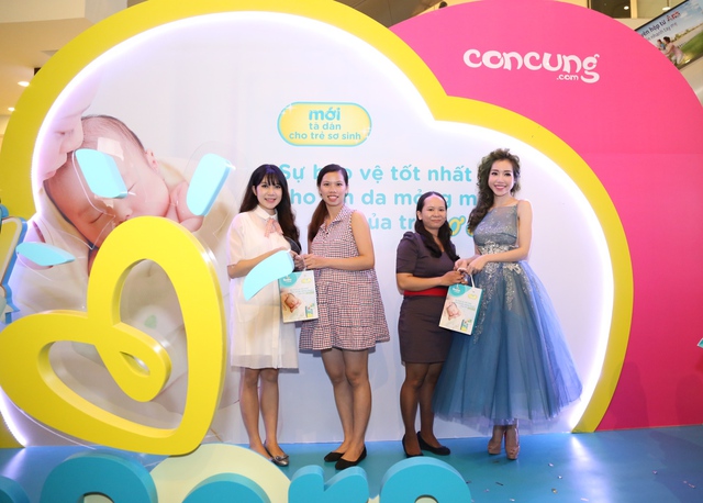 Không chỉ chia sẻ những bí quyết trong việc chăm sóc trẻ sơ sinh, Minh Hà và Elly Trần còn tặng tã Pampers mà họ đã tin dùng cho các mẹ sắp sinh con