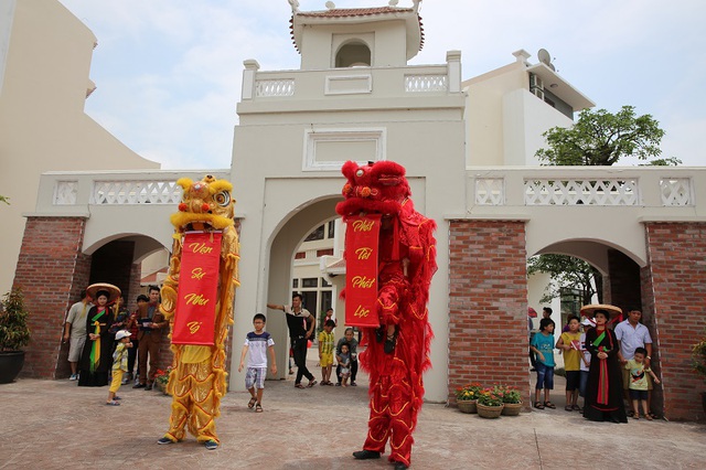 
Đến với sự kiện Tiền khai trương dự án Little Vietnam với chủ đề “Đêm sắc màu” được tổ chức trong 2 ngày 30/4 – 1/5, du khách trong và ngoài nước đã được tham gia hàng loạt hoạt động, chương trình biểu diễn nghệ thuật kéo dài từ 9h sáng đến 22h.
