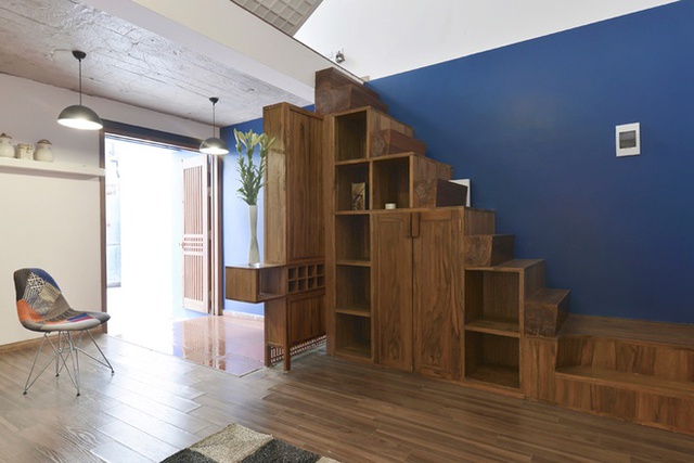 Do nhà tương đối hẹp nên nội thất được cân nhắc rất kỹ để tận dụng tối đa không gian. Kiến trúc sư quyết định kết hợp tủ và cầu thang.