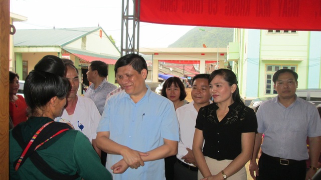 
PGS.TS. Nguyễn Thanh Long và đồng chí Lường Thị Vân Anh – Bí thư huyện Ủy Thuận Châu thăm bệnh nhân đang điều trị tại bệnh viện huyện
