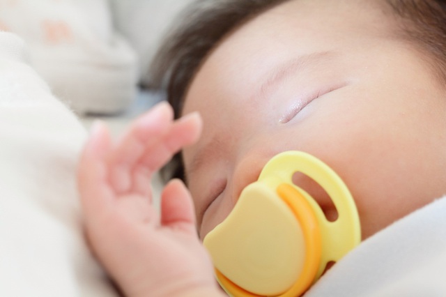 Nên tập thói quen ngủ đúng giờ cho bé sau 2 tuần chào đời