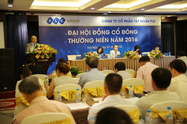 Ông Lưu Đức Quang – Thành viên HĐQT Tập đoàn FLC đọc các tờ trình ĐHĐCĐ