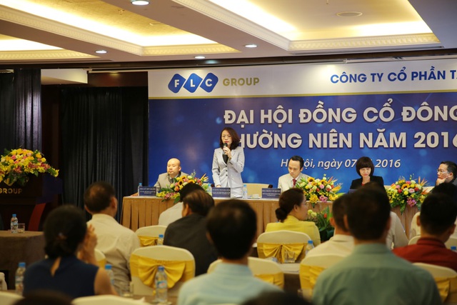 Bà Hương Trần Kiều Dung – Thành viên HĐQT – TGĐ Tập đoàn giải đáp câu hỏi của cổ đông về tình hình triển khai các dự án