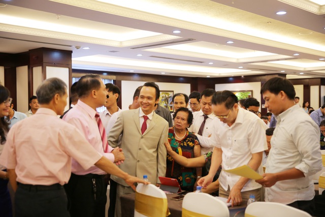 Ông Trịnh Văn Quyết – Chủ tịch HĐQT Tập đoàn FLC giao lưu với cổ đông