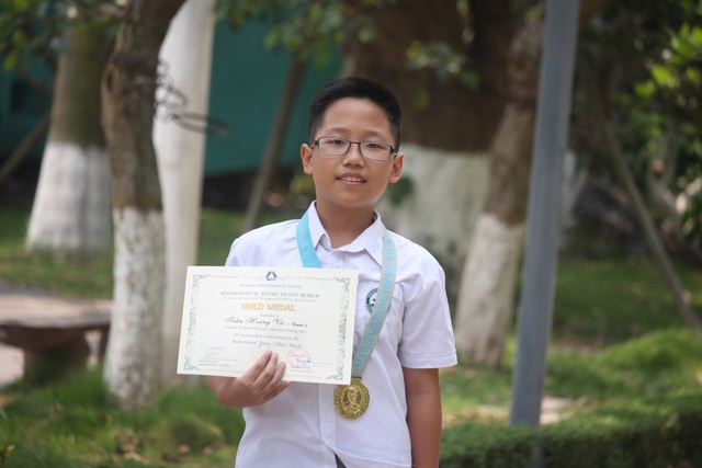 Trần Hoàng Vũ với Huy chương Vàng và bằng khen của cuộc thi Tìm kiếm tài năng trẻ Toán học 2016