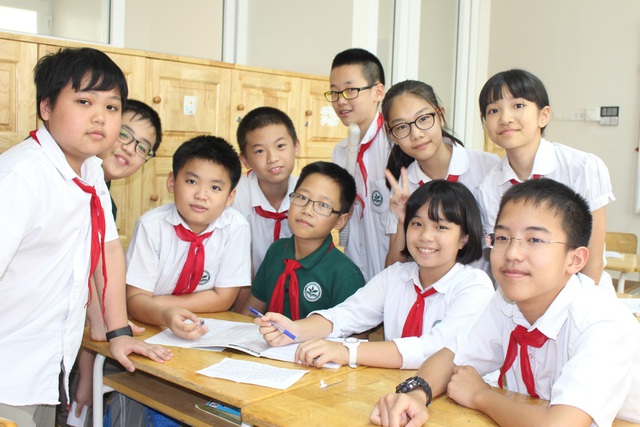 Trần Hoàng Vũ (áo xanh)và các bạn cùng lớp 6A3 trường PT Đoàn Thị Điểm Ecopark.