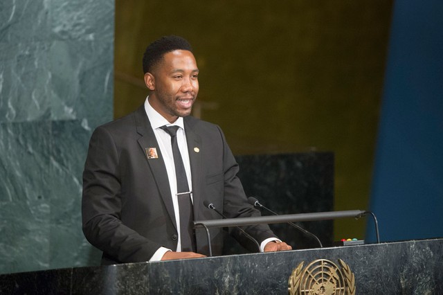 Ông Ndaba Mandela, cháu trai của cựu Tổng thống Nam Phi Nelson Mandela nhà hoạt động phòng chống HIV/AIDS tham dự và phát biểu tại phiên họp.