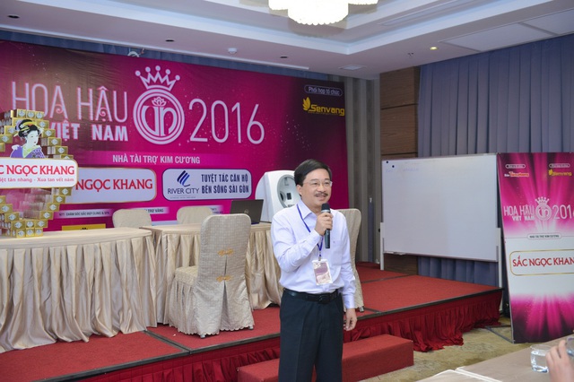 
Đại diện Ban Tổ Chức (BTC) phát biểu trước các thí sinh lọt vào vòng Chung khảo phía Nam Hoa Hậu Việt Nam 2016 trước khi các bạn tiến hành soi da.
